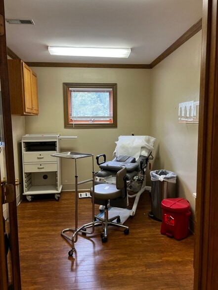 89 Hospital Dr, Brevard, NC for lease - Interior Photo - Image 2 of 11