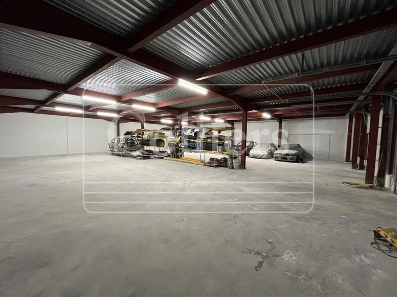 Office in Marseille for lease - Building Photo - Image 3 of 12