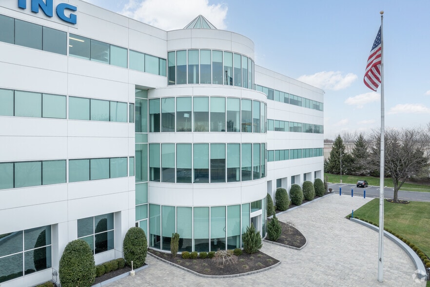 100 Lighting Way, Secaucus, NJ for lease - Building Photo - Image 3 of 5