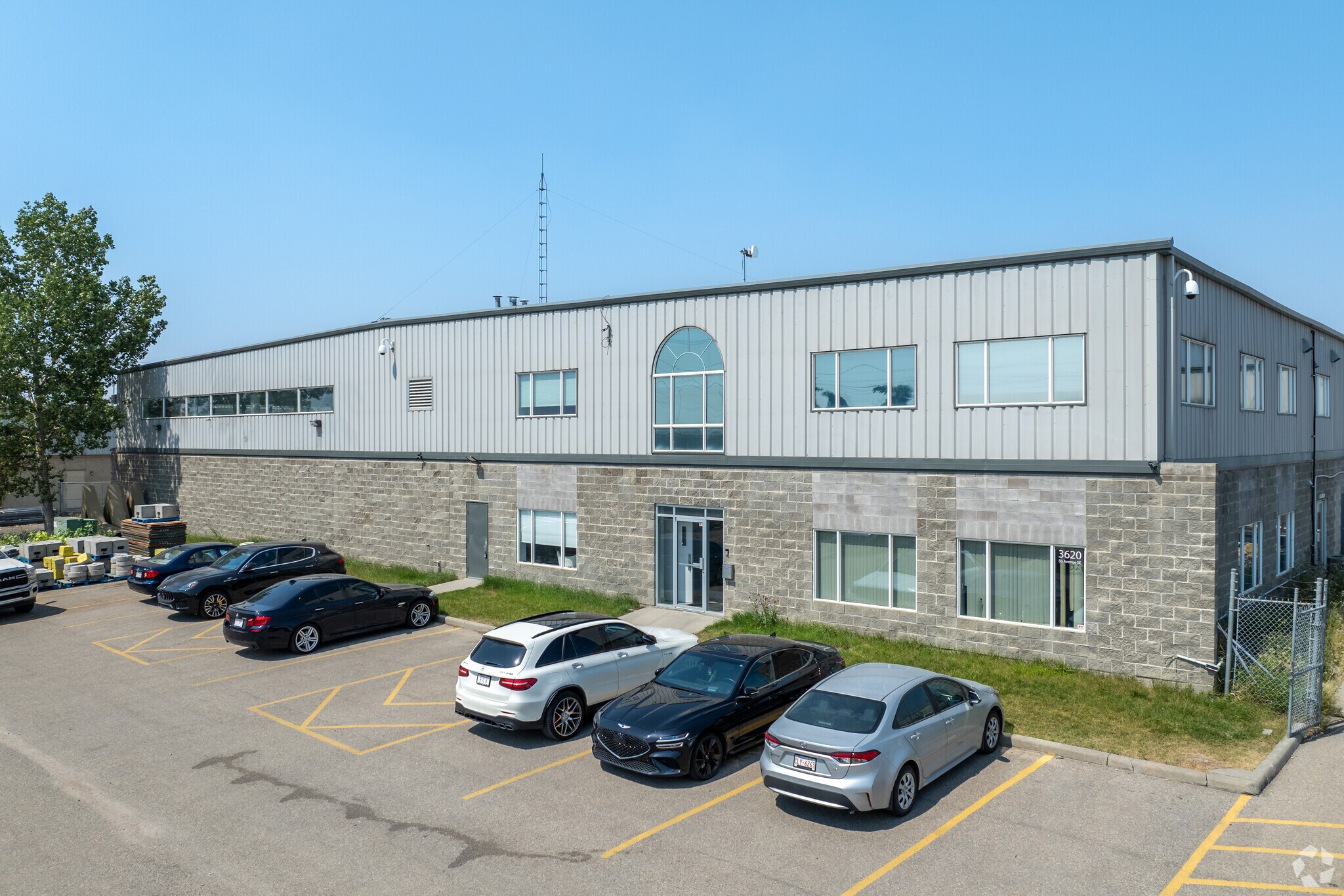 3620-3630 50 Av SE, Calgary, AB for sale Primary Photo- Image 1 of 1