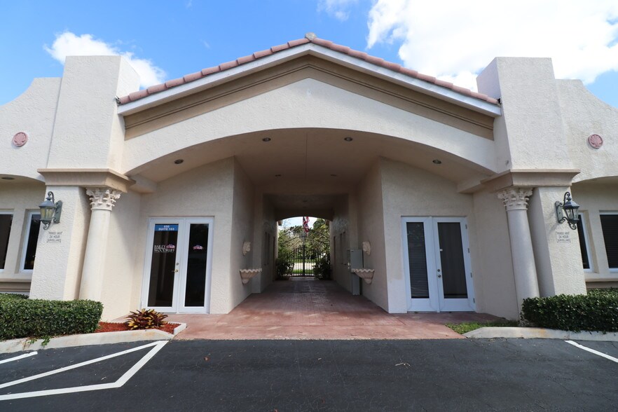 650-660 E Hillsboro Blvd, Deerfield Beach, FL à louer - Photo du bâtiment - Image 3 de 11
