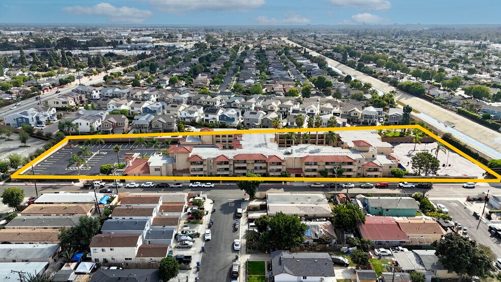 12100 226th St, Hawaiian Gardens, CA à vendre - Photo du bâtiment - Image 2 de 38