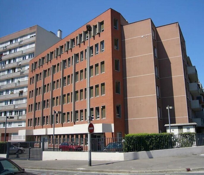 Bureau dans Clichy à louer - Photo du bâtiment - Image 2 de 10