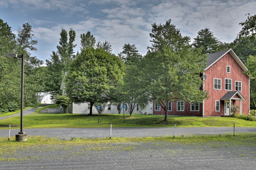689 River Rd, Charlestown, NH à louer - Photo du bâtiment - Image 2 de 5