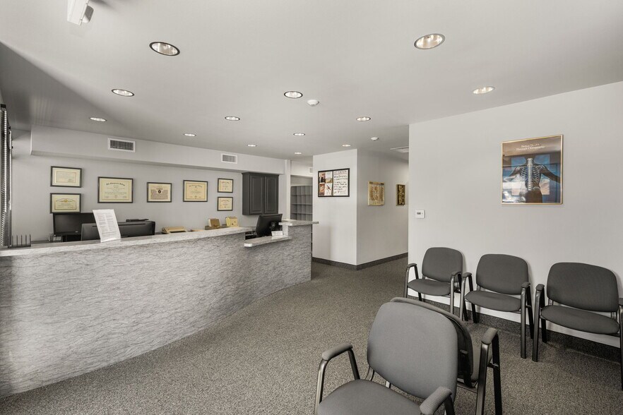 1761 W Romneya Dr, Anaheim, CA à louer - Photo du bâtiment - Image 3 de 20