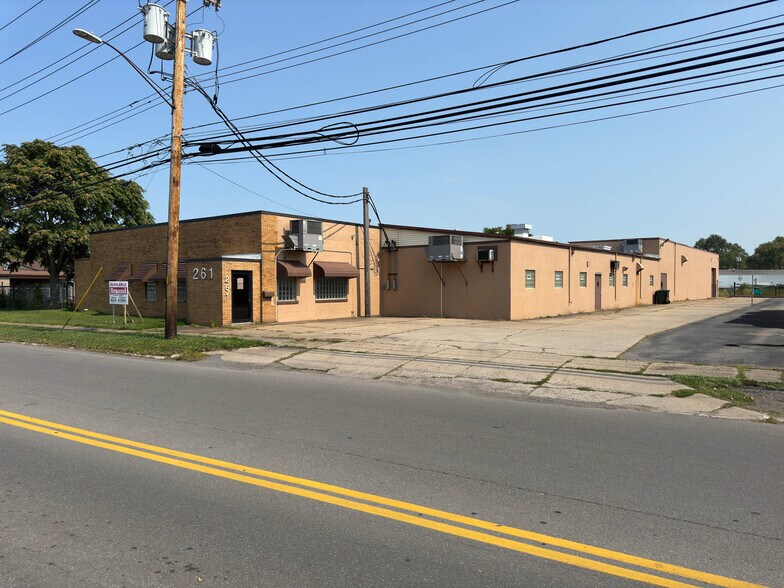 261, 267 Main St, & 34 Thompson portefeuille de 3 propriétés à vendre sur LoopNet.ca - Photo du bâtiment - Image 2 de 3