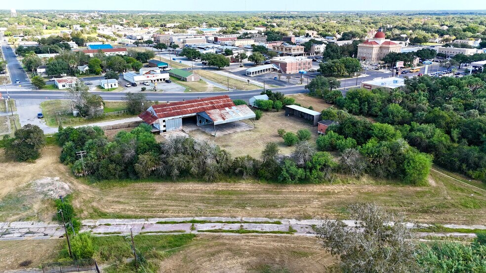 305 W Houston St, Beeville, TX à vendre - Photo du bâtiment - Image 3 de 25