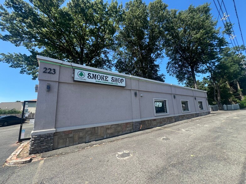223 Route 17, Rochelle Park, NJ à vendre - Photo du bâtiment - Image 2 de 11