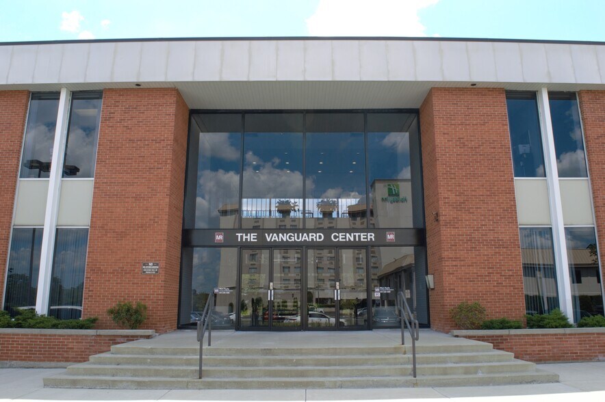 5105 Tollview Dr, Rolling Meadows, IL à louer - Photo du bâtiment - Image 2 de 8