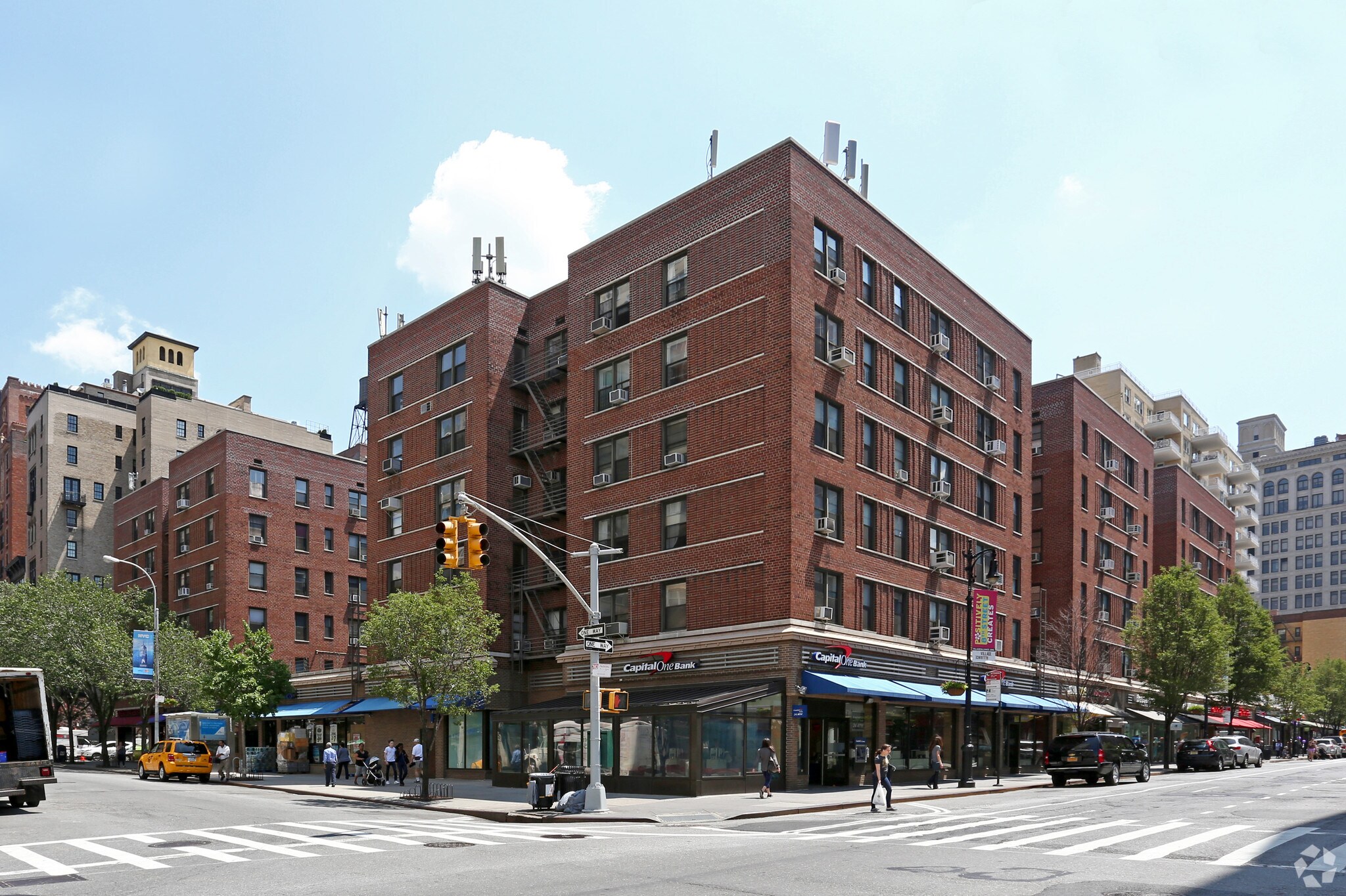 45-47 E 8th St, New York, NY à louer Photo du bâtiment- Image 1 de 8