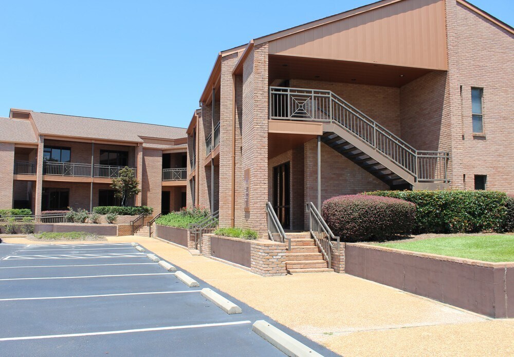 660 Lakeland East Dr, Flowood, MS for lease Building Photo- Image 1 of 7
