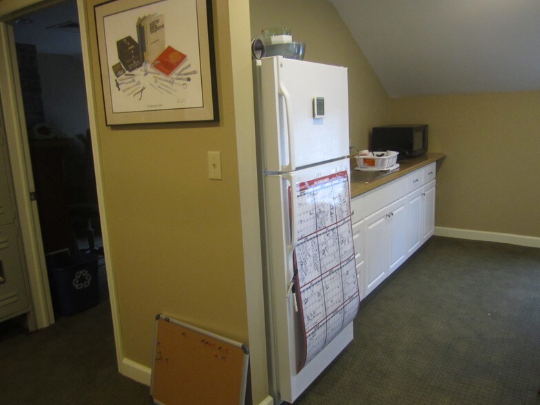 811 River Rd, Fair Haven, NJ à louer - Photo du bâtiment - Image 3 de 5