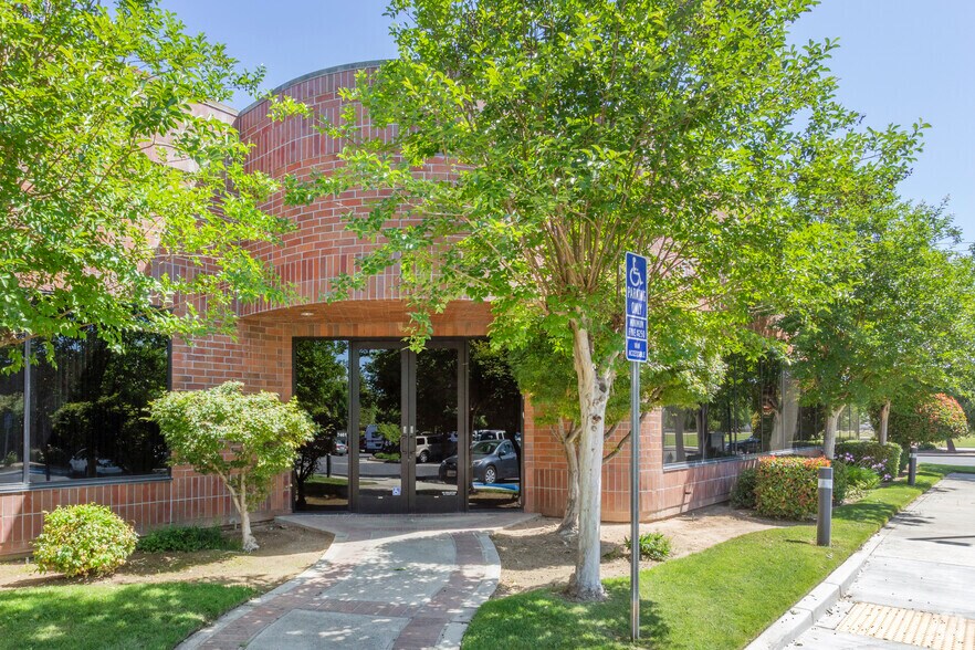 7461 N 1st St, Fresno, CA à vendre - Photo du bâtiment - Image 2 de 8