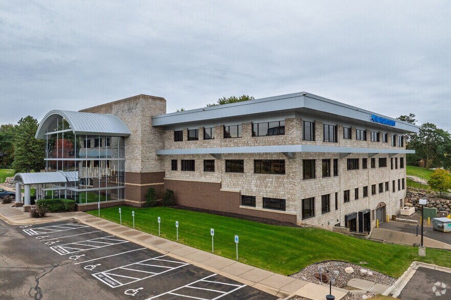 4400 Baker Rd, Minnetonka, MN à louer - Photo du bâtiment - Image 2 de 14