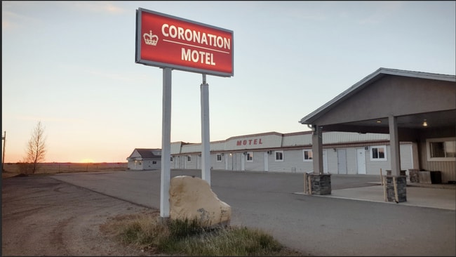 Plus de détails pour 5505 Highway 12 w, Coronation, AB - Services hôteliers à vendre