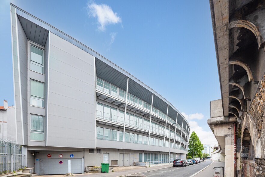 Bureau dans Saint-Denis à louer - Photo du bâtiment - Image 3 de 3