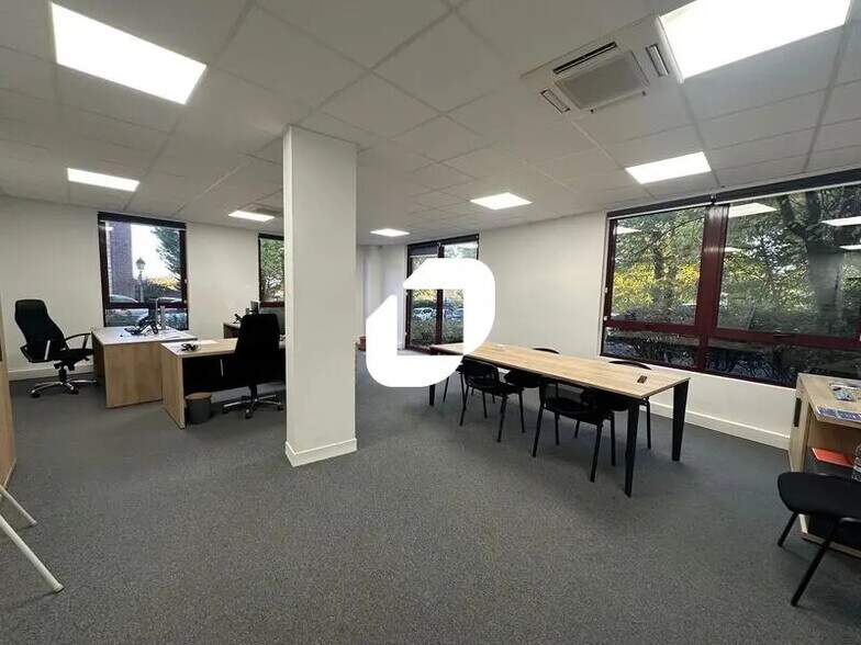 Office in Saint-Germain-en-Laye for lease - Interior Photo - Image 1 of 8