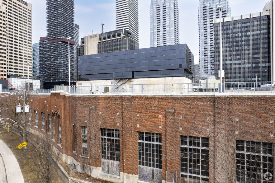 2190 Yonge St, Toronto, ON for lease - Building Photo - Image 2 of 4