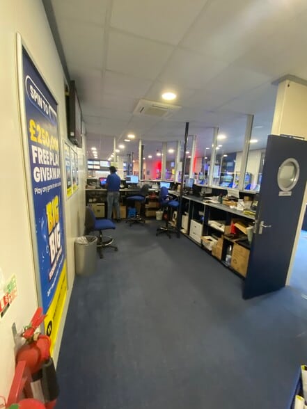 546-546A Barking Rd, Londres à vendre - Photo du bâtiment - Image 2 de 9