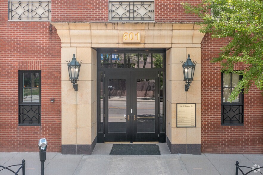 601 E Locust St, Des Moines, IA à louer - Photo du bâtiment - Image 3 de 6