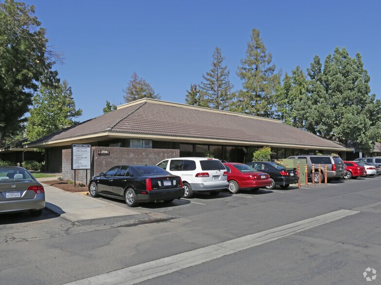 1706 E Bullard Ave, Fresno, CA à louer - Photo du bâtiment - Image 3 de 9