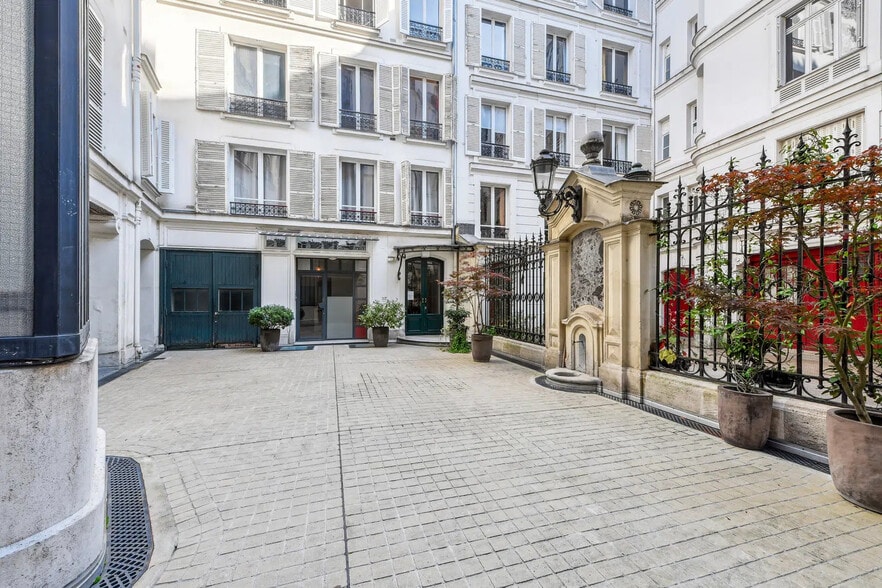 98 Rue De Miromesnil, Paris for sale - Building Photo - Image 2 of 16