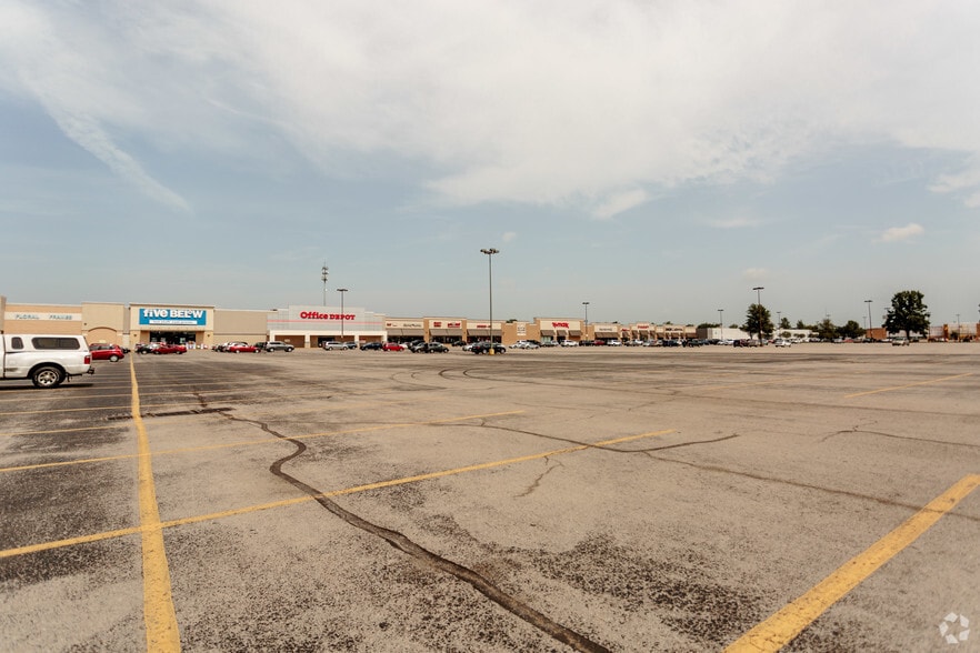 2712-2780 Wilma Rudolph Blvd, Clarksville, TN for lease - Primary Photo - Image 1 of 3