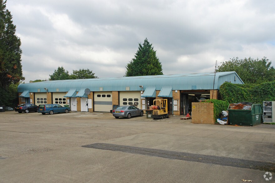 2-6 Holly Rd, Hampton à vendre - Photo principale - Image 1 de 1