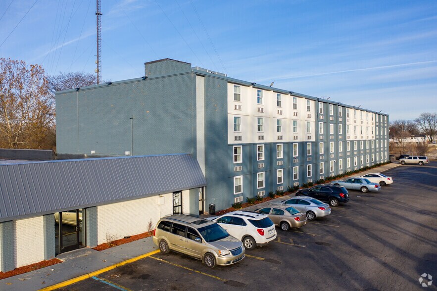 11000 W 8 Mile Rd, Ferndale, MI à vendre - Photo du bâtiment - Image 2 de 8