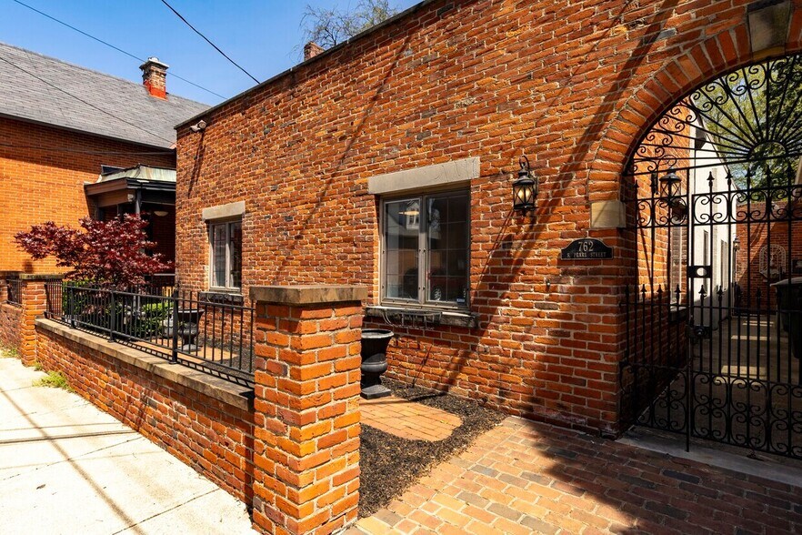 30-40 E Columbus St portefeuille de 3 propriétés à vendre sur LoopNet.ca - Photo du bâtiment - Image 3 de 18