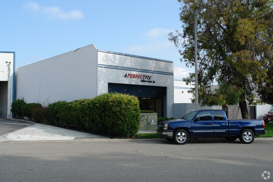 375 State Pl, Escondido, CA for lease - Building Photo - Image 2 of 4