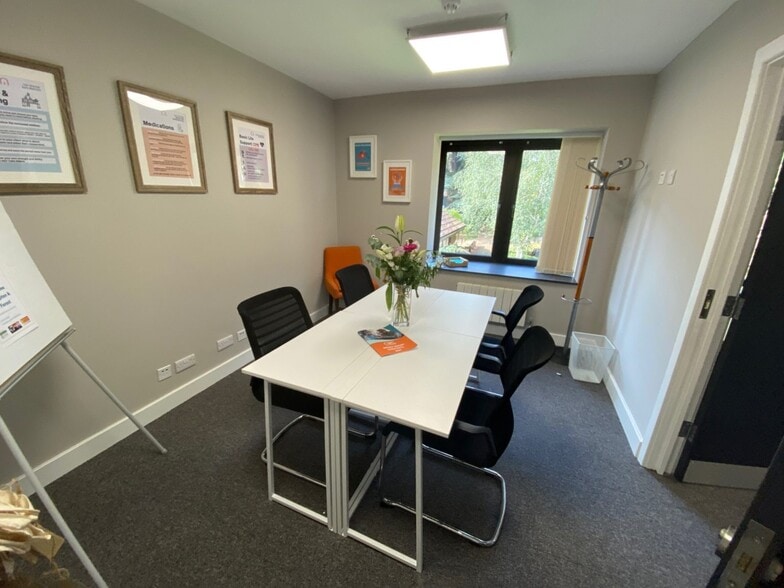 3 Bassett Av, Southampton for lease - Interior Photo - Image 2 of 8