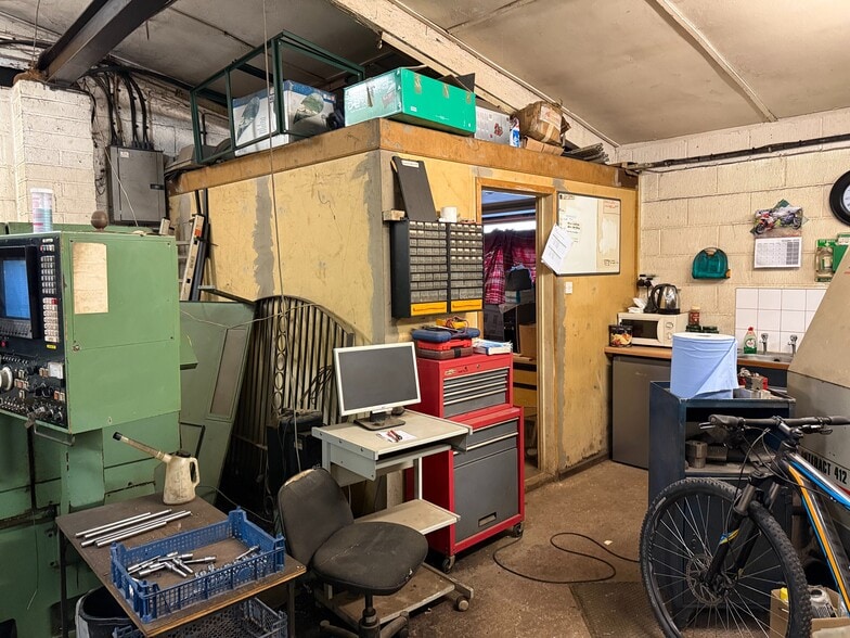 21B Albourne Rd, Hurstpierpoint for lease - Interior Photo - Image 3 of 4