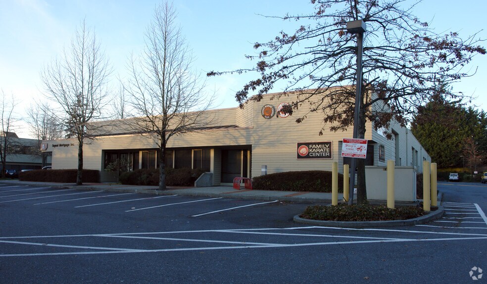 909 SE Everett Mall Way, Everett, WA à vendre - Photo du bâtiment - Image 3 de 8