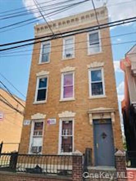 764 E 213th St, Bronx, NY for sale - Primary Photo - Image 1 of 3