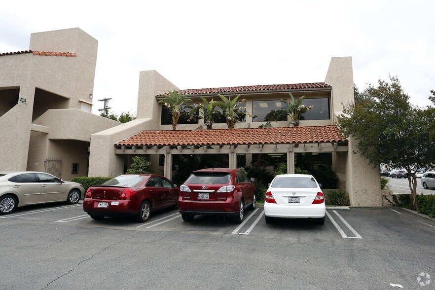 6024 Fallbrook Ave, Woodland Hills, CA à louer - Photo du bâtiment - Image 3 de 7