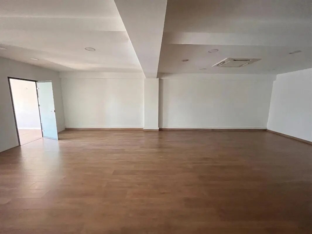 Office in Ollioules for lease Building Photo- Image 1 of 10