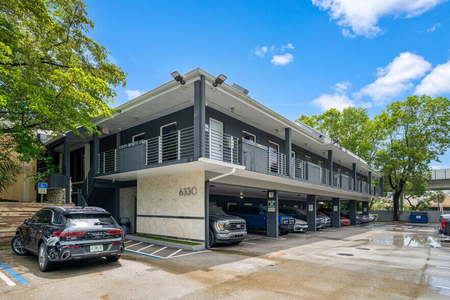 6330 Manor Ln, South Miami, FL à louer - Photo du bâtiment - Image 3 de 70