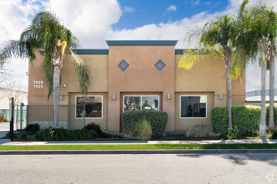 7025-7029 W Pershing Ct, Visalia, CA à louer - Photo du bâtiment - Image 2 de 3