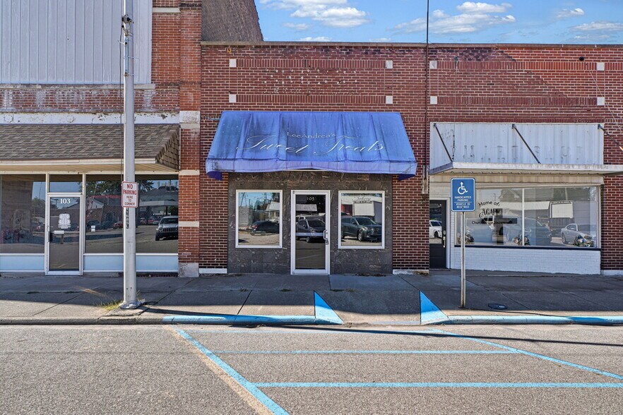105 McCreary St, Fort Branch, IN à vendre - Photo du bâtiment - Image 1 de 24
