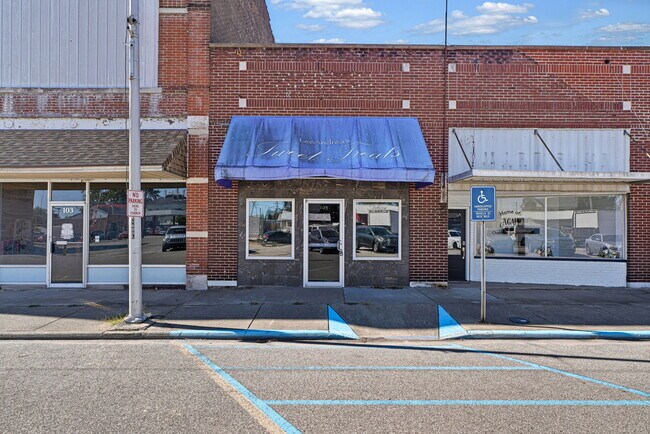 Plus de détails pour 105 McCreary St, Fort Branch, IN - Commerce de détail à vendre