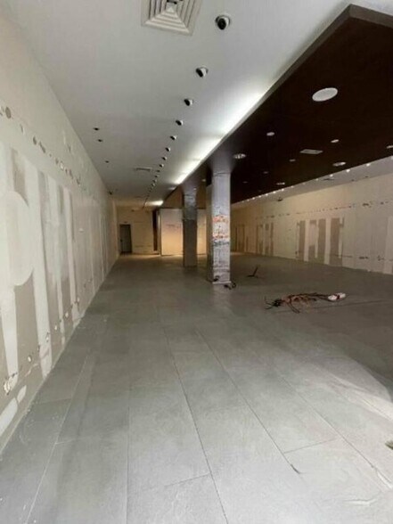 Retail in Reims for lease - Interior Photo - Image 3 of 14