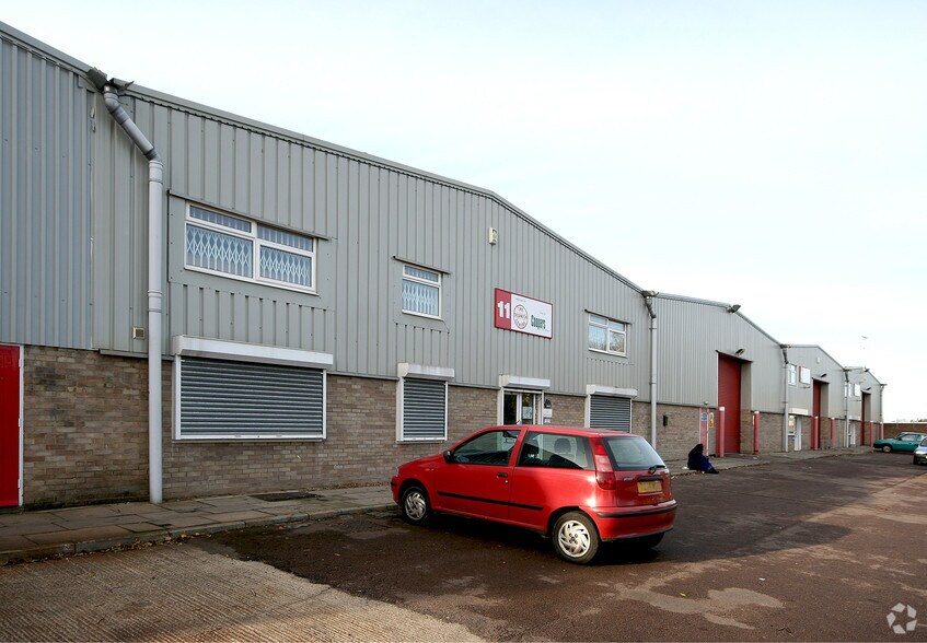 HASLEMERE INDUSTRIAL ESTATE portefeuille de 3 propriétés à vendre sur LoopNet.ca - Photo principale - Image 2 de 3