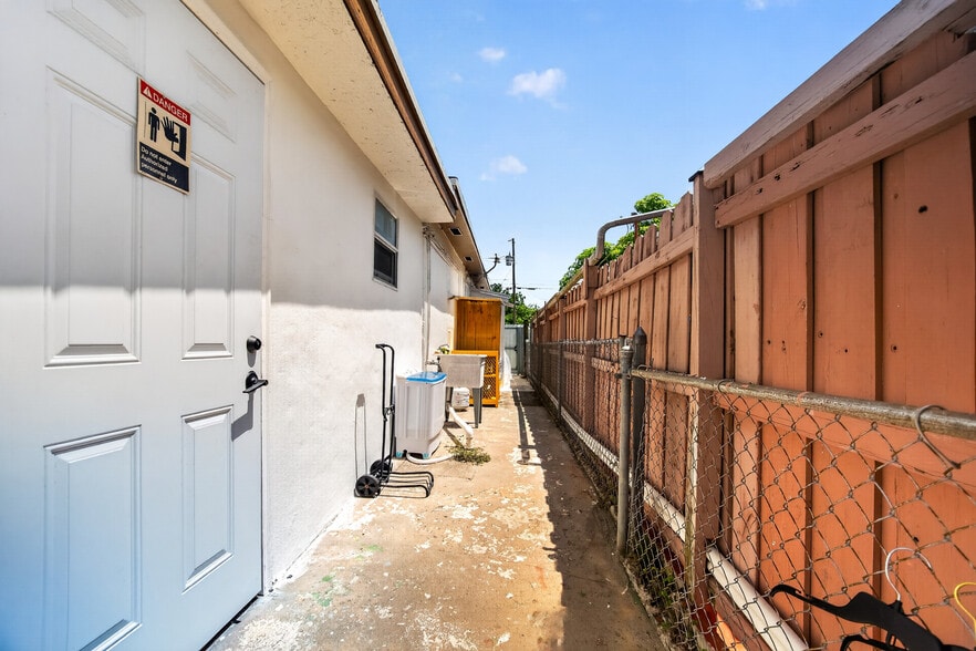 7151 SW 42nd St, Miami, FL for sale - Building Photo - Image 3 of 16