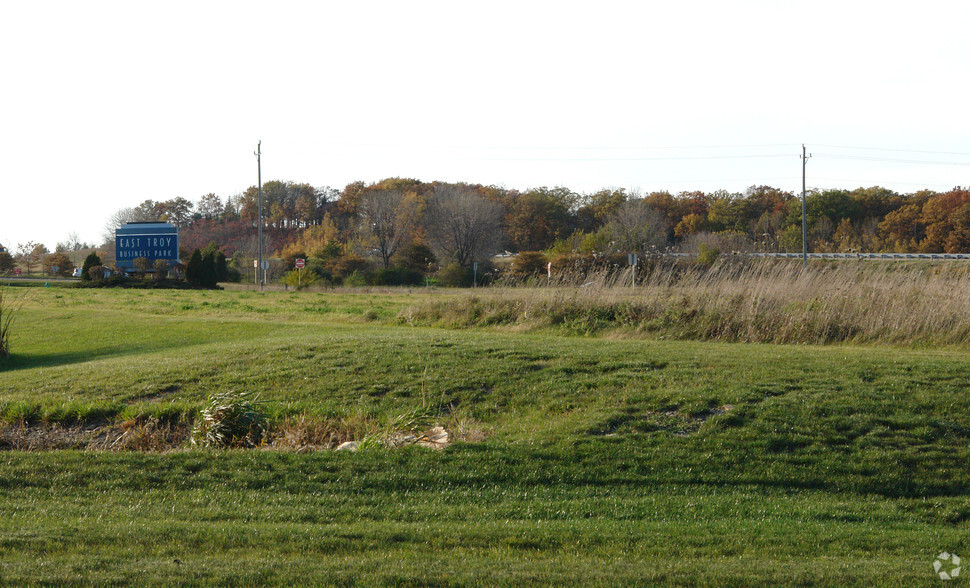 Corporate Cir, East Troy, WI à vendre - Photo du bâtiment - Image 1 de 3