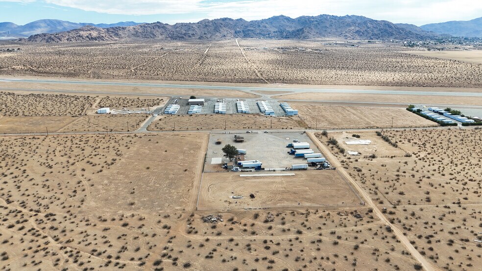 18142 Navajo Rd, Apple Valley, CA à louer - Photo principale - Image 1 de 28