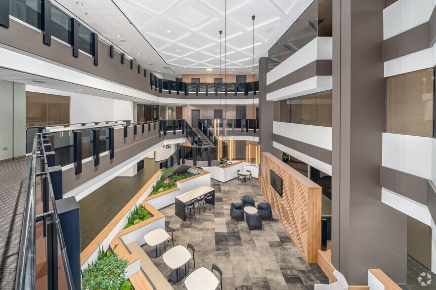 1011 E Touhy Ave, Des Plaines, IL à louer - Hall d’entrée - Image 3 de 20