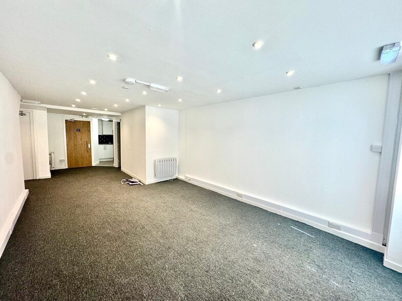 9 High Town Rd, Luton for lease - Building Photo - Image 2 of 5