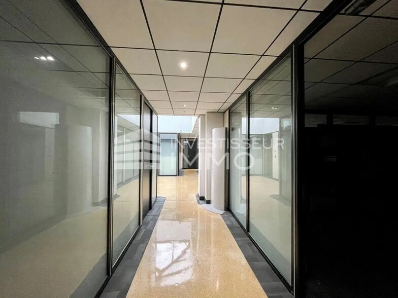 Flex in Villiers-sur-Marne for lease - Interior Photo - Image 3 of 4