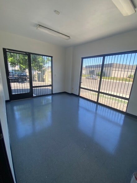 331 Motor City Ct, Modesto, CA for lease - Building Photo - Image 3 of 9